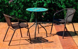Conjunto de jardín Dorian/Santana - 60/2 formado por una mesa de mosaico con patas de bronce y 2 sillones de acero-Huitex apilable. De forma sencilla puede adornar su jardín o terraza.